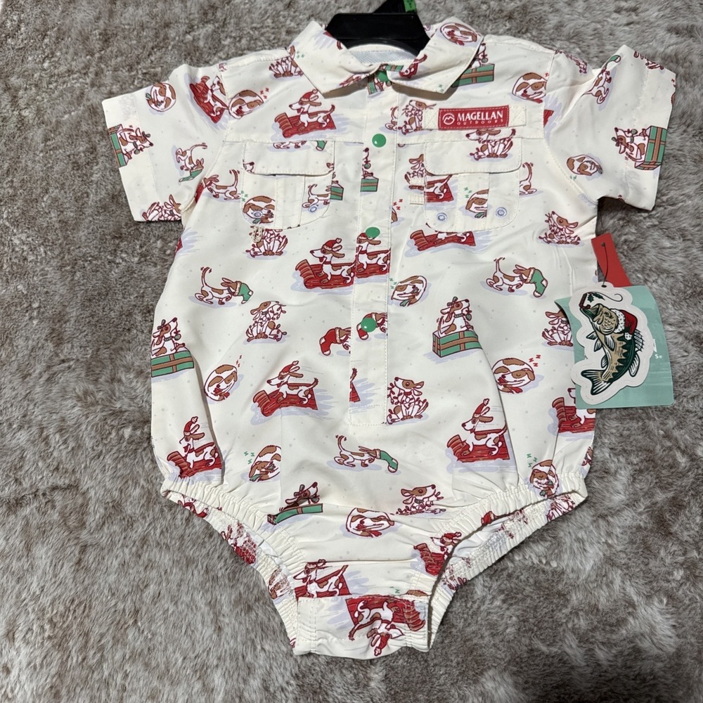 Magellan  Boys 12-18 Months Vented One Pc Snap Close Holiday Pup White